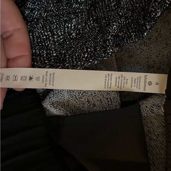 Lululemon Black White Print On The Fly Pant Drawstring Waist Jacquard Size 4 - Picture 12 of 15